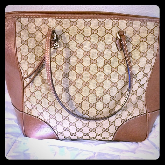 Gucci Handbags - 💞Authentic Gucci handbag